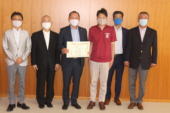 山田市長と感謝状を手にする岡田会長ほか4人の男性