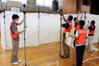 間仕切を組み立てる職員