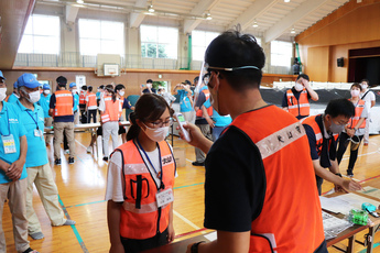 検温による受付を行う職員