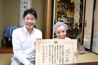 100歳を迎える方と山田市長（1人目）