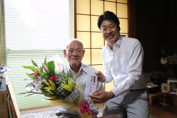 100歳を迎える方と山田市長（2人目）