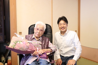100歳を迎える方と山田市長（3人目）