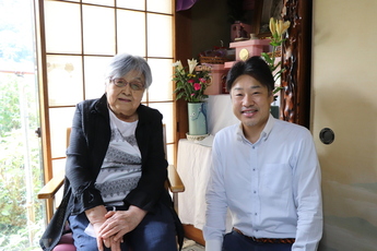 100歳を迎える方と山田市長（4人目）