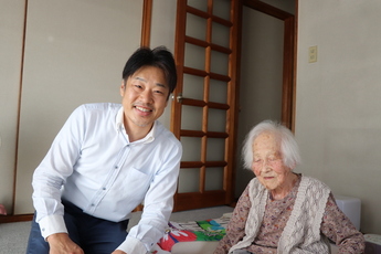 100歳を迎える方と山田市長（5人目）