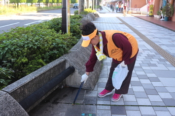 清掃活動を行う組合員