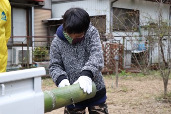 竹行灯の竹を切る参加者