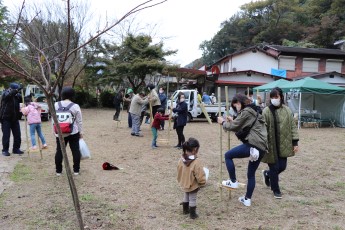 竹馬で遊ぶ参加者の様子