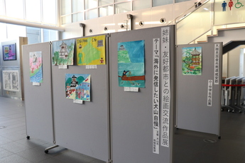 市役所1階市民プラザで行われている絵画交流作品展
