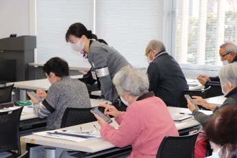 参加者がスマホを操作をしている様子