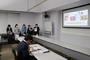 発表する学生の様子