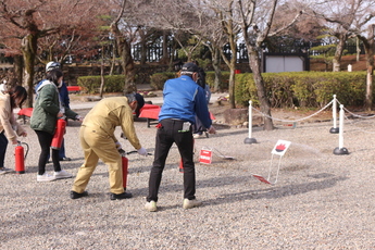 犬山城職員による初期消火訓練の様子