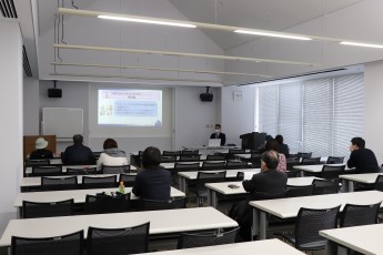 市役所会議室で視聴している様子