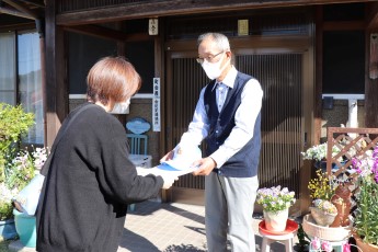 委嘱状を玄関先で受け取る町会長