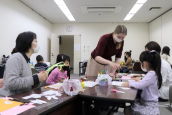 工作の説明をするカタリナさん