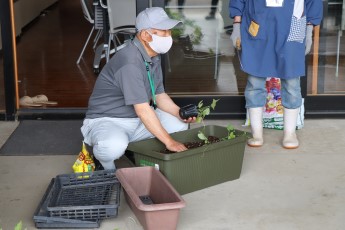 講師から植え方の説明