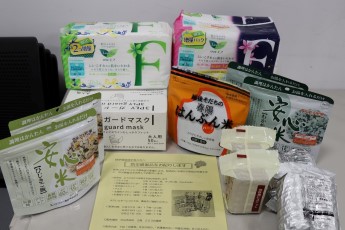 配付した防災備蓄品の中身を並べた様子