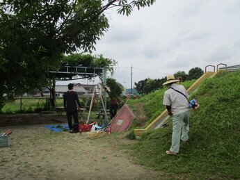 園庭の草刈り風景