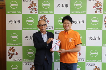 目録を贈る大藪組合長(写真左)