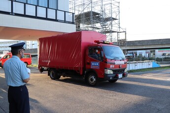 静岡県熱海市に向け出発する車両