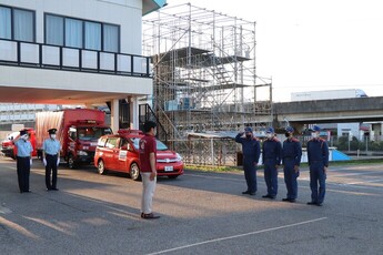 消防署員へ挨拶する山田市長