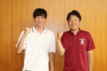 佐野さんと山田市長の記念撮影