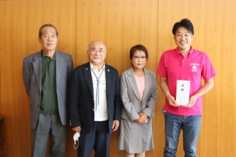 目録を手にする山田市長と市老連の3人