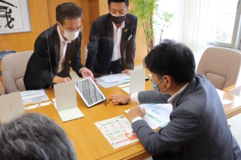 野菜摂取量測定「ベジチェック」を試す山田市長