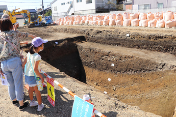 桝形跡を見学する参加者