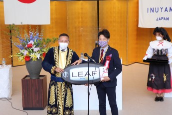 高橋会長と市長の記念写真