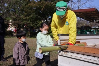 竹切り体験をする参加者