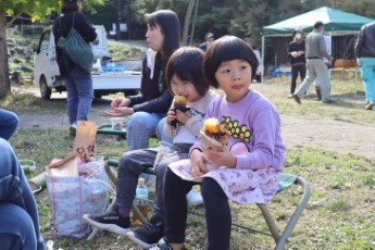 焼き芋を食べる参加者の様子