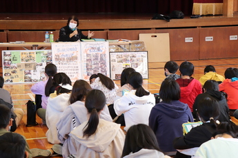 平和講話会で講師の話を聞く児童らの写真