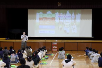 消防署職員の説明を聞く子どもたち