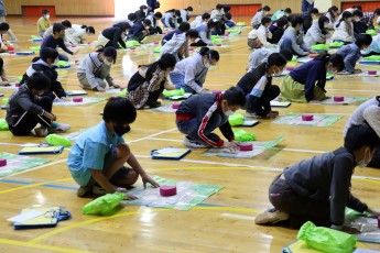 心肺蘇生トレーニングキットを広げる子どもたち