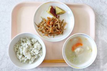 戦時中の食事を体験する給食の写真