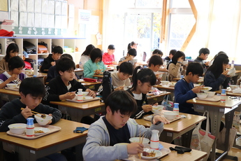 給食を食べる別のクラスの児童たちの写真