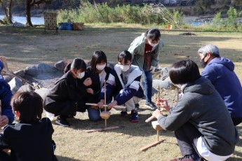 火起こし体験中の子どもたち