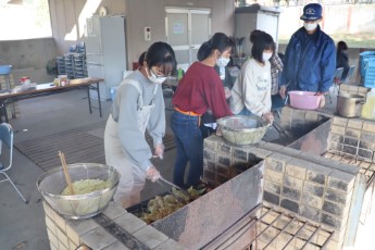 非常食ラーメンを焼きそばにアレンジする子どもたち