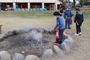 水消火器で火を消す子ども