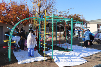 子ども未来園での遊具塗装の様子の写真