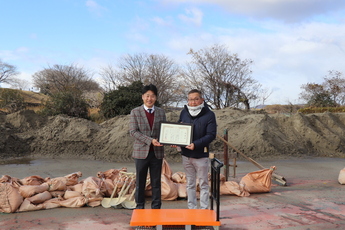 山田市長と高橋会長の写真