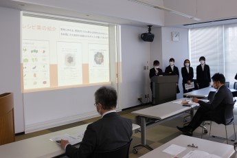 発表する学生の様子