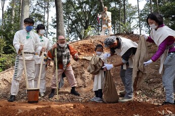 修復場所に土のう袋から土を出す様子