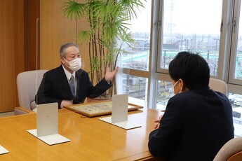 山田市長に受賞の報告をする倉地さん