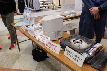 火災予防啓発コーナーに展示された火災の原因となったコンロ