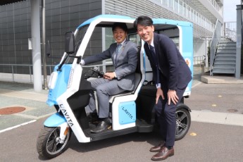 有限会社和幸の代表取締役西村さんとトライクに乗る山田市長