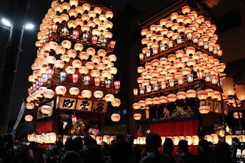 提灯をつけた夜車山