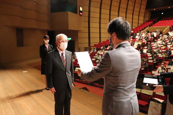 市長から委嘱状を受け取る町会長