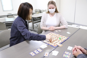 迷宮のゲームで遊ぶ参加者