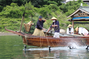 木曽川を南下する鵜舟